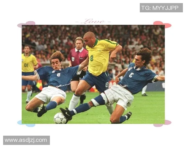 足球明星拉耳朵动作视频揭秘球场背后的趣味瞬间与训练技巧 足球明星拉耳朵动作视频揭秘球场背后的趣味瞬间与训练技巧